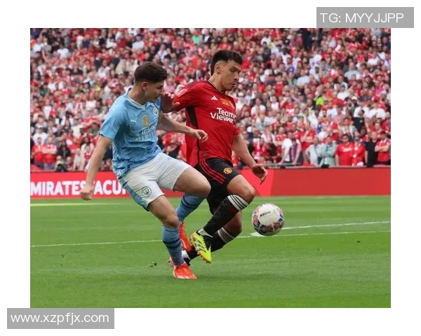 德里赫特获得最佳后卫奖,成为球场上的佼佼者 德里赫特获得最佳后卫奖,成为球场上的佼佼者